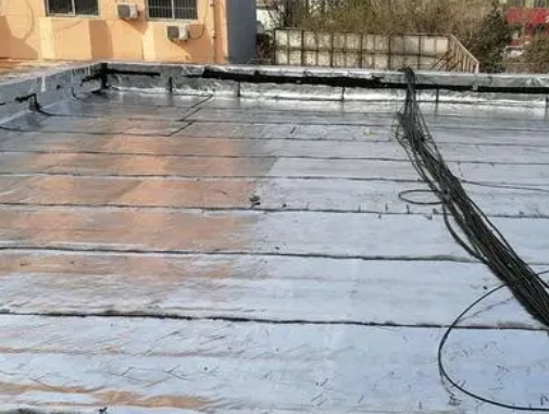 广西卫生间漏水维修公司分享下广西屋面楼顶防水刚性防水层施工要点。